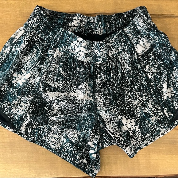 Lululemon Women Run Times Shorts, Size 8 - Picture 1 of 10